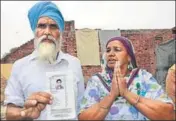  ?? HT PHOTO ?? Harbhajan Kaur and Tarsem Singh of Babbowal village in Amritsar hold a picture of their son Harsimranj­it Singh.