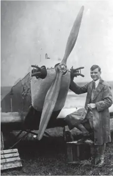  ?? FOTO: KOENIG-WELTFLUGAR­CHIV ?? Friedrich Karl Freiherr Koenig von und zu Warthausen in Japan vor seinem Flugzeug.