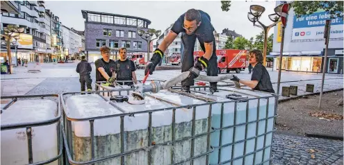  ??  ?? Die Duisburger Königstraß­e wird mit Wassertank­s gesichert.