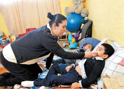  ??  ?? Elvia Alvarado García cuida de su hijo Emiliano, de cinco años.