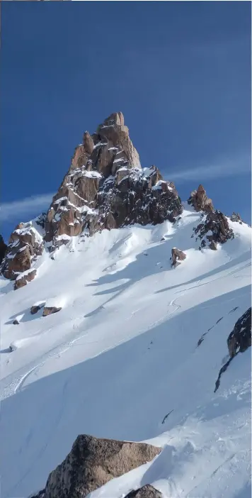  ?? ?? Torre Principale reaches 2,415m. Dropping in from the top of the chute at the base at around 2,250m gives you 750m drop back to the lake at the bottom. With 45cm of fresh that's pretty sweet. © Nic Lawrence