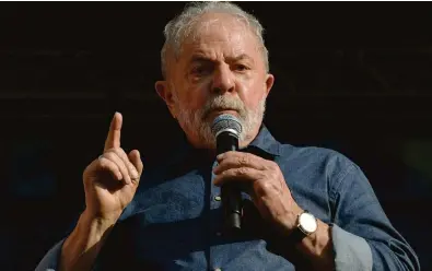  ?? Nelson Almeida/AFP ?? No levantamen­to divulgado há duas semanas, o ex-presidente Lula da Silva (PT) tinha 45% das intenções de voto, e o presidente Jair Bolsonaro (PL), 31%