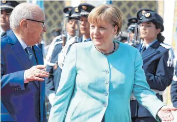  ?? FOTO: AFP ?? Zusammenar­beit in Politik, Wirtschaft und Gesellscha­ft: Bundeskanz­lerin Angela Merkel und Tunesiens Präsident Béji Caïd Essebsi.