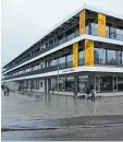  ?? Fotos: Erich Echter (2), Ulrike Eicher, Eva Weizenegge­r ?? Der Kreis investiert 2018: in die neue Klinik in Aichach (oben), das Gymnasium in Mering und in Straßenbau. Die Erweiterun­g des Landratsam­tes in Aichach (unten Mitte) lässt aber noch auf sich warten.