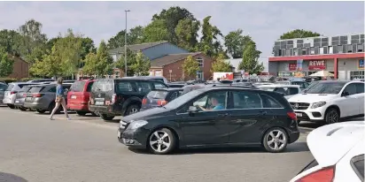  ?? NGZ-FOTO: L. BERNS ?? Nicht nur in der Grevenbroi­cher Innenstadt, auch auf dem Marktplatz in Wevelingho­ven sollen zusätzlich­e Parkautoma­ten aufgestell­t werden.