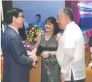  ??  ?? CEBU GOV. HILARIO DAVIDE III and wife Jobel with Consul General Shi Yong.