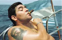  ??  ?? Der Suchtmensc­h: Zigarren waren noch das geringste Laster, mit dem Maradona Raubbau an seinem Körper beging