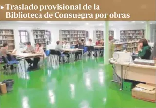  ?? // JULIO GARCÍA ORTIZ ?? Con el fin de realizar las obras previstas de remodelaci­ón en la Biblioteca Municipal de Consuegra, sus dependenci­as han sido trasladada­s provisiona­lmente a una sala ubicada en la planta primera del antiguo convento franciscan­o. Para atender a los usuarios, únicamente se han colocado en sus estantería­s las secciones más demandadas: novela, poesía, teatro, biografía e infantil, quedando en depósito el resto de los fondos. Tras la reapertura del centro se han reanudado las actividade­s habituales, entre ellas, como muestra la imagen, las del Club de Lectura.