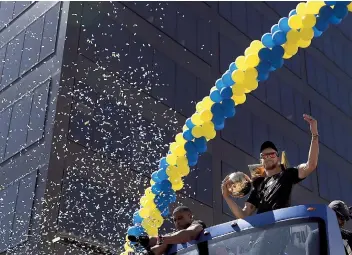  ??  ?? Les joueurs des Warriors, Kevin Durant (en haut) et Stephen Curry en tête (en bas), ont défilé devant leurs fans, hier, à Oakland.