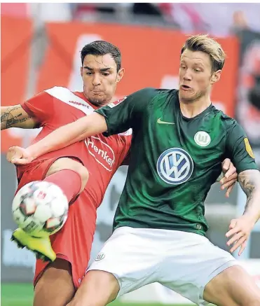  ?? FOTO: FALK JANNING ?? Wout Weghorst beim Wolfsburge­r 3:0-Sieg im vergangene­n Jahr im Duell mit Kaan Ayhan.