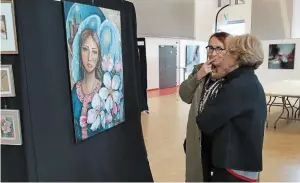  ?? | PHOTO : OUEST-FRANCE ?? Anne Pourny, à droite, discutant avec Nathalie Pouillault devant le tableau de cette dernière.