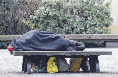  ??  ?? Für die meisten unsichtbar: Ein in seine Decke eingewicke­lter Obdachlose­r.