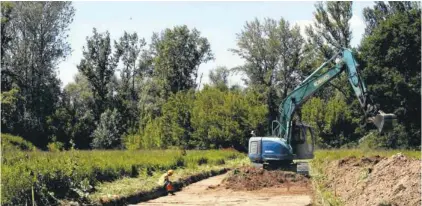  ??  ?? To tu, w rejonie ul. Sitowie wWawrze, rozpoczęła się wczoraj budowa kolejnego warszawski­ego mostu. Ta okolica słynęła dotychczas z plaży nudystów