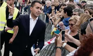  ??  ?? Saluto Luigi Di Maio, candidato premier del Movimento 5 Stelle, con i sostenitor­i alla kermesse di Rimini