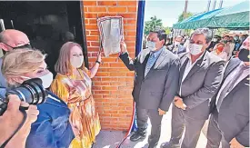  ??  ?? La defensora general, Lorena Segovia Azucas, y el intendente de San Juan Bautista, Juan Carlos Meza (PLRA), descubren una placa inaugural.