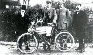  ??  ?? Acima, os fundadores da empresa em 1901, com a 1ª moto de produção seriada