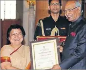  ?? PTI FILE PHOTO ?? ■ President Ram Nath Kovind presenting Nari Shakti Puraskar to Justice Geeta Mittal.