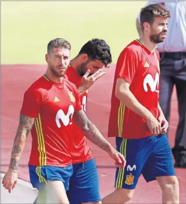  ??  ?? TITULARES. Ramos, Diego Costa y Piqué, ayer en el entrenamie­nto antes de viajar a Macedonia.