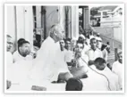  ??  ?? Mahatma Gandhi speaks at a prayer meeting in Bombay, 1946 NATIONAL GANDHI MUSEUM