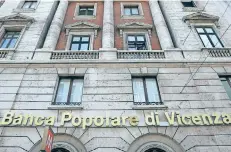  ?? FOTOS: AP/RTR ?? Eine Krise, zwei Banken: Die Veneto Banca und die Banca Popolare di Vicenza werden mit Hilfe des Staates abgewickel­t.