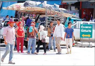  ?? HENG CHIVOAN ?? Cambodian workers cross into Thailand at the Doung Internatio­nal Checkpoint in Battambang province's Kamrieng district.