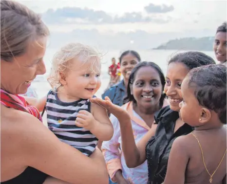  ?? FOTO: CLAVIN ?? Am Strand von Mirissa (Sri Lanka): Die kleine Smilla Clavin, damals erst 18 Monate alt, „flirtet“mit den Einheimisc­hen.