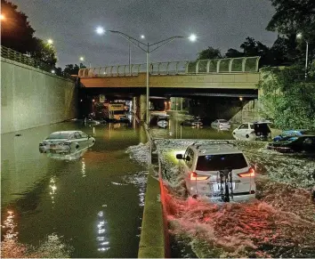  ?? AFP ?? Land unter in New York: Eine Strasse im Stadtteil Brooklyn steht unter Wasser.