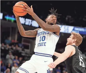  ?? CHRIS DAY/THE COMMERCIAL APPEAL ?? Memphis' Jaykwon Walton (10) jumps to pass against Rice University on Jan. 31.