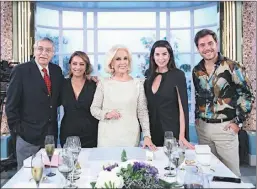  ??  ?? AIRE. Mirtha junto a los últimos invitados que tuvo en su programa este año, antes de que comenzara la cuarentena. Su nieta, Juana, tomó la posta de los sábados y domingos.