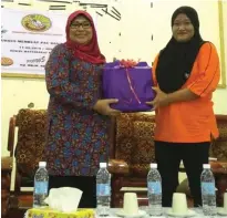  ??  ?? Rohani (left) receives a memento from a representa­tive of the organiser during the event.