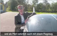  ??  ?? … und als Pilot natürlich auch mit einem Flugzeug.