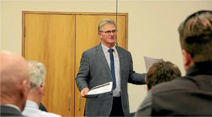  ?? PETRA FINER ?? Phil Nixon speaks to a gathering about the Tertiary Education Centre concept.