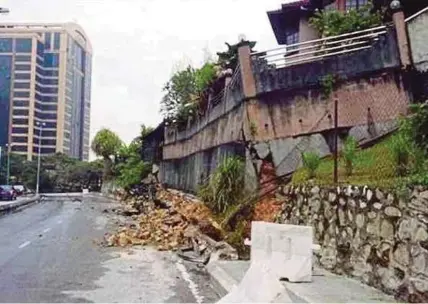  ?? PIC COURTESY OF READER ?? A landslide near a house in Section 9, Shah Alam.