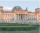  ??  ?? Impresivni Reichstag Zgrada u kojoj je sjedište jednog od dvaju domova njemačkog parlamenta – Bundestaga – omiljena je za fotografir­anje