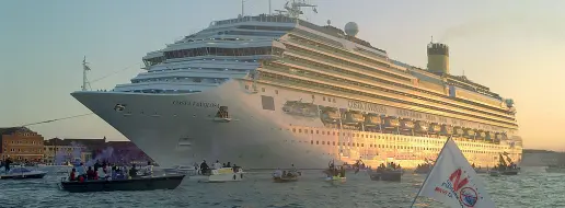  ??  ?? Giganti del mare Un fronte eterogeneo oggi vuole portare via da Venezia le grandi navi