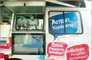  ?? BOY SLAMET/JAWA POS ?? AGAR AMAN: Mobil laboratori­um makanan keliling dan pomkes yang di-launching pemkab kemarin.