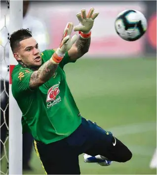  ?? Mauro Pimentel/AFP ?? O goleiro Ederson faz defesa durante treino da seleção em Teresópoli­s