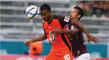  ??  ?? PT Prachuab’s Jonatan Reis, left, in action against Ratchaburi.