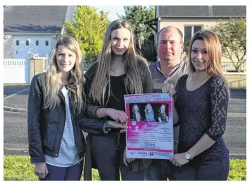  ??  ?? Bruno Leconte, président de Ducey Festiv’et les miss de cette édition 2016 : Jody Hamel, Océane Gautier et Flavie Rault.