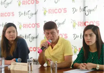  ?? KRISTINE JOYCE W. CAMPAÑA ?? Rico Dionson, CEO and founder of Rico's Lechon, explains to the media their side of the controvers­y surroundin­g the closure of their two branches by the city government during a press conference yesterday. With him are managers Melanie Grace Oyas and...