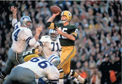  ?? NEIL LEIFER / SPORTS ILLUSTRATE­D / GETTY IMAGES ?? Sunday is the 50th anniversar­y of the 1966 NFL Championsh­ip Game where Packers quarterbac­k Bart Starr had 304 yards, four touchdowns and no intercepti­ons in Green Bay’s 34-27 victory over the Dallas Cowboys at the Cotton Bowl in Dallas on Jan. 1, 1967.