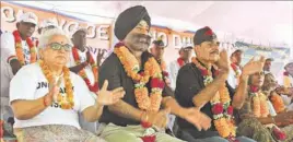  ?? Ex-servicemen clapping during a hunger strike over the one rank, one pension (OROP) scheme at Jantar Mantar in New Delhi on Sunday.
SONU MEHTA/ HT ??