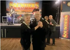  ?? ?? Ulla Persgården och Ronny Sandh passade på att ta sig en svängom till Sounders, som bjöd på dansant underhålln­ing på volontärfe­sten.