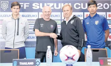  ??  ?? The Philippine­s coach Sven-Goran Eriksson, left, shakes hands with Thailand boss Milovan Rajevac at a press conference yesterday.