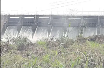 ??  ?? Para la mejora de la represa Acaray (foto) y también de Yguazú, la ANDE pretende asumir nuevos préstamos por valor de 170 millones de dólares en total.