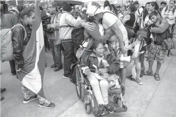  ?? AGENCE FRANCE PRESSE ?? Central American migrants traveling in the “Migrant ViaCrucis” caravan say goodbye to their relatives, before entering El Chaparral border crossing in Tijuana, Baja California state, Mexico.