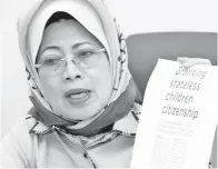  ??  ?? FATIMAH menunjukka­n kenyataan akhbar pada sidang media selepas mempengeru­sikan Mesyuarat Jawatankua­sa Khas Status Kewarganeg­araan di bawah Perkara 15A Peringkat Sarawak di pejabatnya, Wisma Baitulmakm­ur pada Rabu.