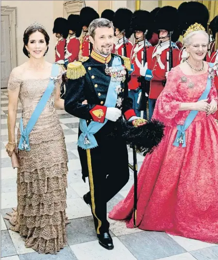  ??  ?? Dinamarca El príncipe heredero, Federico, junto a su mujer, Mary Donaldson, y su madre, la reina Margarita