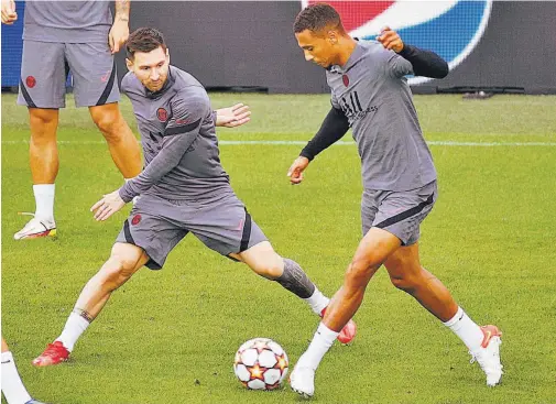  ??  ?? Listo. Leo Messi está a las órdenes para comenzar el partido contra el Brujas y jugar su primera Liga de Campeones con el PSG francés.