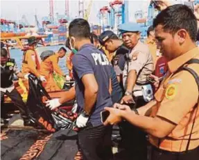  ?? [FOTO AFP] ?? Sebahagian serpihan pesawat Lion Air ditemui pasukan penyelamat di Laut Jawa.